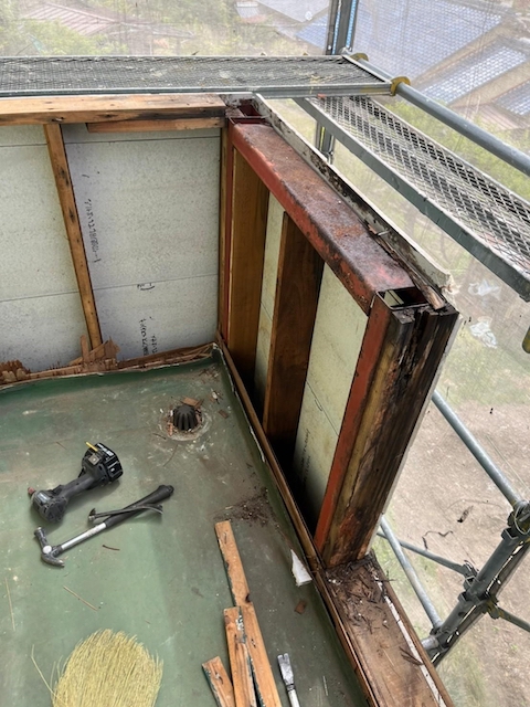 腐食したベランダ外壁